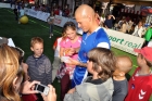 Skrtel podpisuje detom karticky.JPG